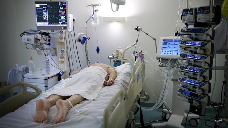 بیمار مبتلا به کرونا متصل به دستگاه ونتیلاتور